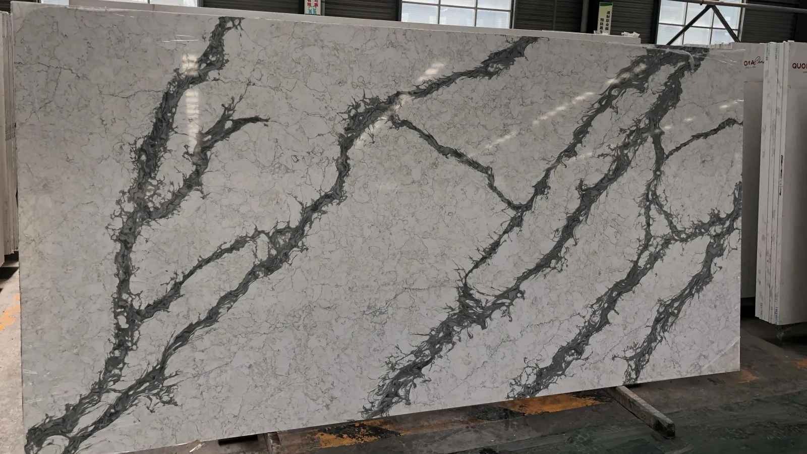 Calacatta unique pattern 1203 - Horizon Quartz